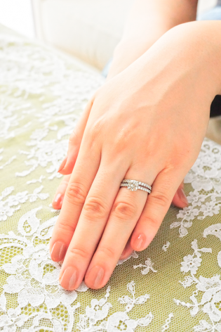 ユンヌピエールアンプリュスで作られた婚約指輪とハーフエタニティを重ね着け