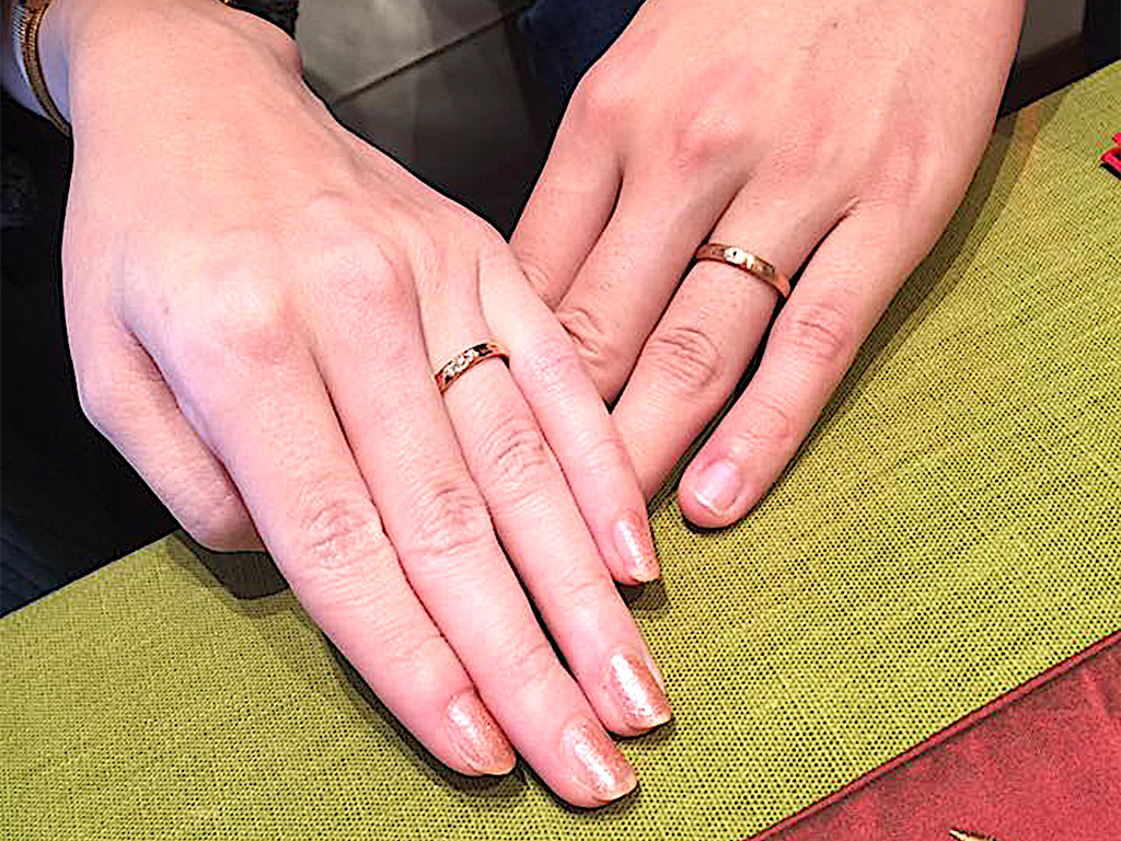 二人のオリジナルなカスタマイズマリッジリング(結婚指輪）。