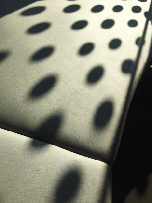 草間彌生美術館ロビーの椅子に写り込むドットの影