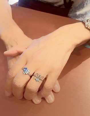 リフォーム(リ・スタイル）した指輪2本を着けたところの写真