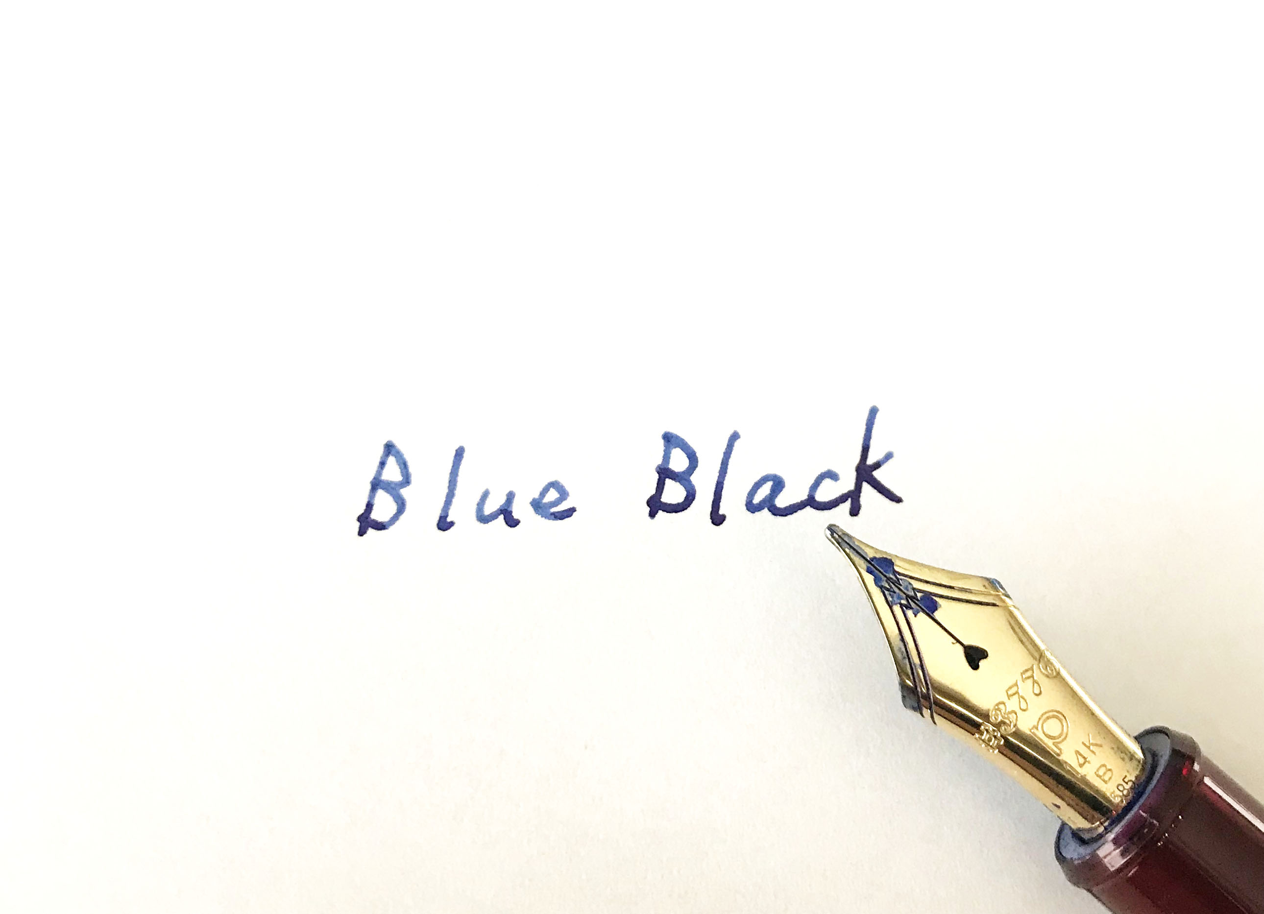 岡田訓明が万年筆で書いたBlueBlackという文字の写真