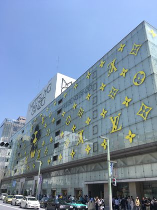 銀座松屋は銀座ジュエリーサロンより徒歩3分です。