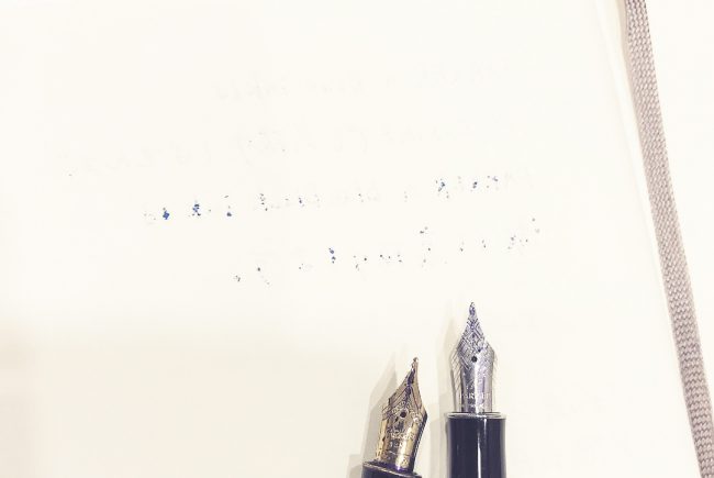 ノートに万年筆で書いた文字を裏からインクの抜け具合を撮った写真