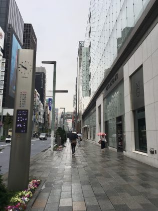 銀座ジュエリーサロンから徒歩2分、雨の銀座通り。