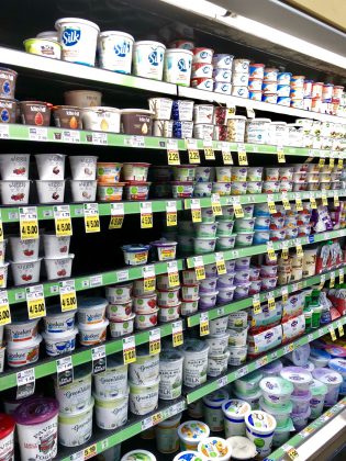 アメリカ西海岸のスーパーマーケットのヨーグルトの種類が多い。