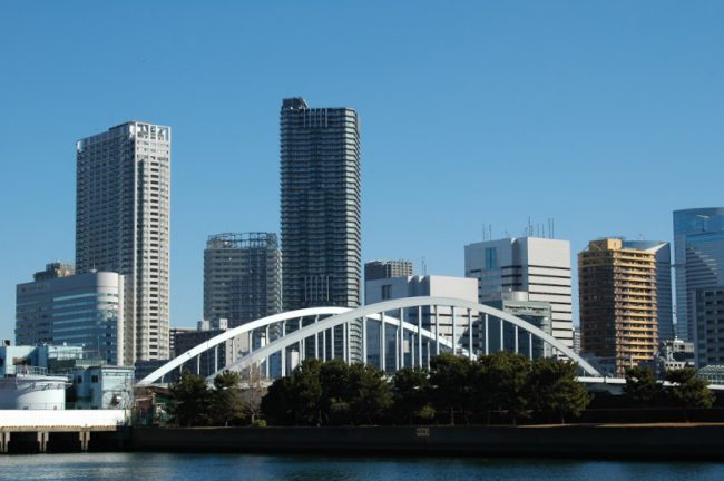 浜離宮恩賜庭園より見た汐留川と月島高層ビル群