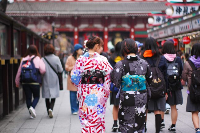 仲見世通り商店街を歩く着物姿の女性の後姿