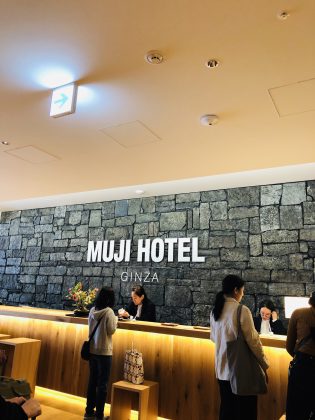 銀座MUJI HOTELフロントです。