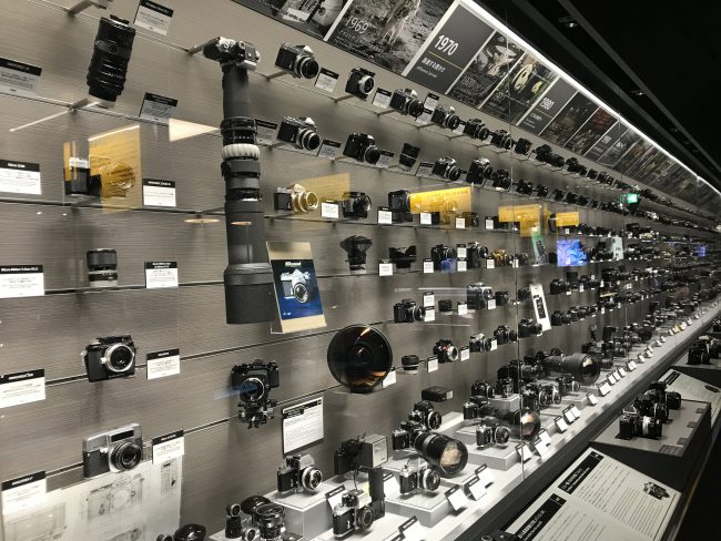 ニコンミュージアムの壁に並ぶニコンカメラの写真