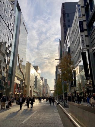 銀座中央通りの様子です。