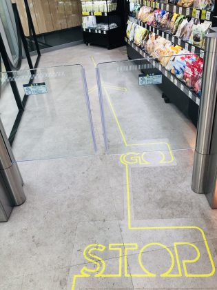 入口を通り、入店します。