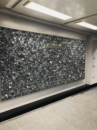 輝く銀座駅のパブリックアート。