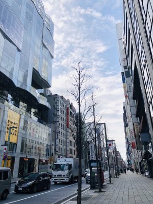 銀座中央通りの朝の風景。