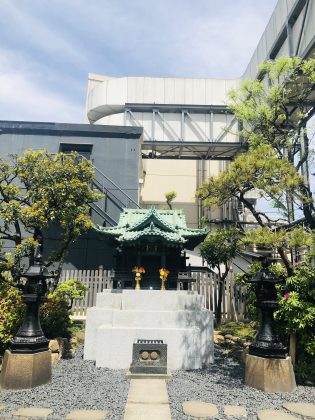 銀座を見守る稲荷神社の一社です。