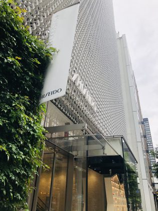 資生堂銀座本社ビルのウィンドウアートが面白いのです。