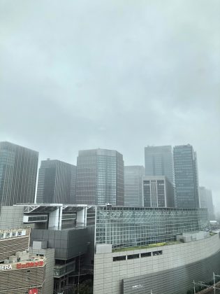 雨の有楽町駅の風景です。