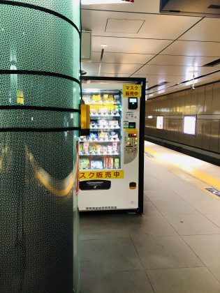 銀座駅ホームの自動販売機。