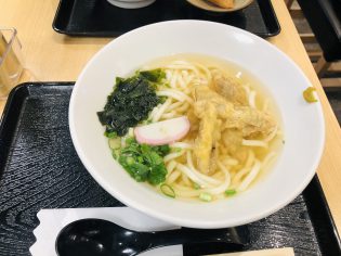 福岡名物ごぼ天うどんが楽しめます。