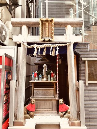 銀座椿通りに面した熊谷稲荷神社です。