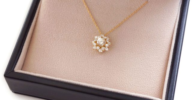 お祖母様のダイヤモンドが華やかなネックレスに。