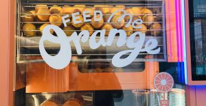 フレッシュオレンジジュース自動販売機。